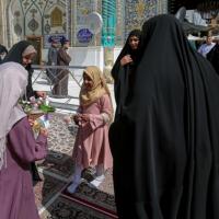 الزائرة الصغيرة تشارك أقرانها الصغار فرحة الولادة الميمونة لأمير المؤمنين (ع) بتوزيع الزهور والهدايا ( صور )