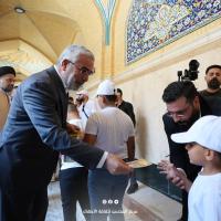 احتفاء بأسبوع الغدير احباء علي عليه السلام تجدد البيعة عند ضريح امير المؤمنين عليه السلام