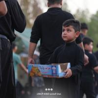 للأطفالِ طريقتهم الخاصّة بالمواساة فقد كان لهم حضوراً قويّاً لخدمة زائري مرقد الإمام عليّ (عليهِ السلام) بذكرى شهادة الرسول الأكرم (صلى الله عليه وآلهِ)