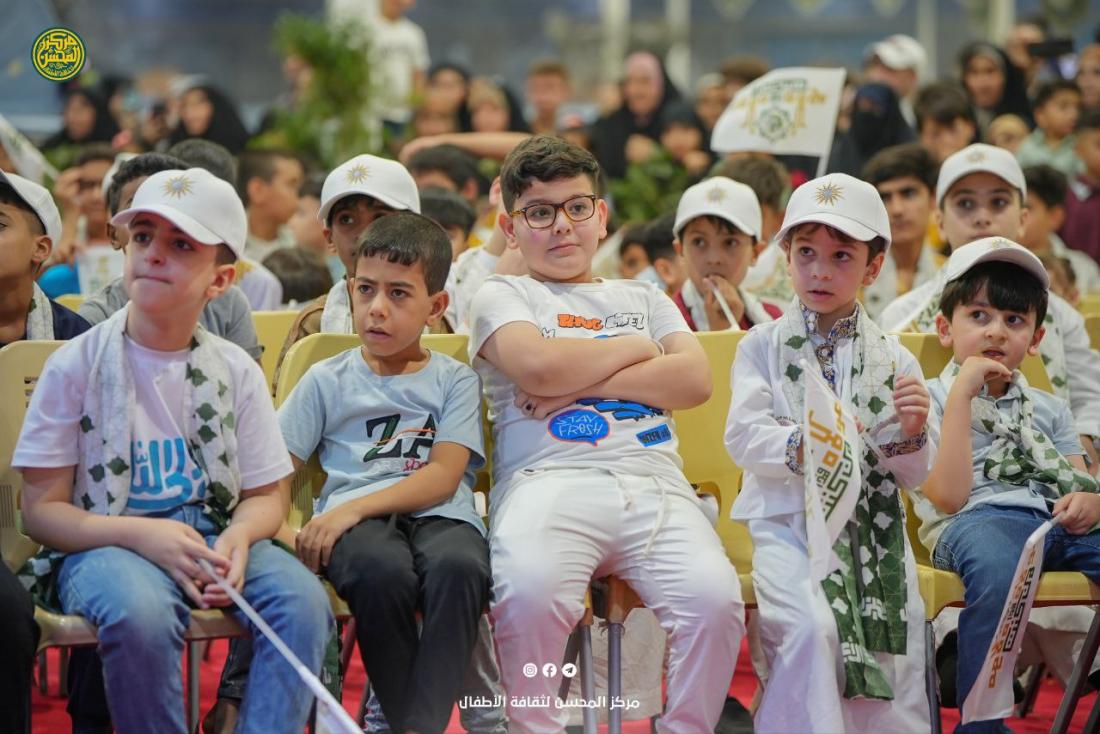 لليوم الرابع على التوالي  حَشدٌ مِن الأطفال يَتجمّعُ حَول مِنصّة المُحسنِ ليَستَلهِموا مِن فِقراتها عِبق الوَلاية بِطريقةٍ سَهلةٍ ومُبسّطة. | 