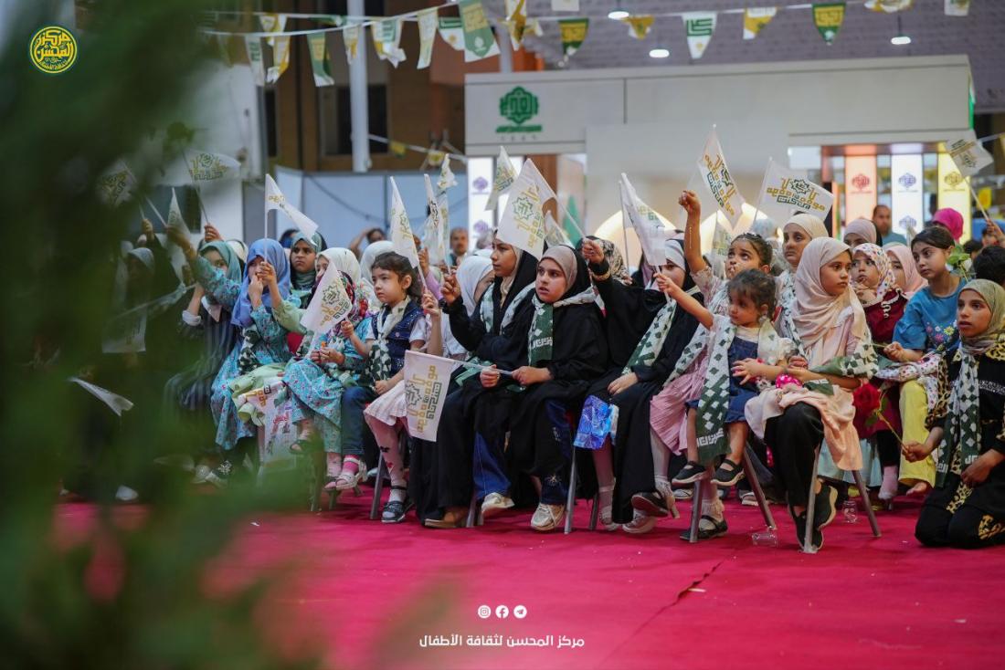لليوم الرابع على التوالي  حَشدٌ مِن الأطفال يَتجمّعُ حَول مِنصّة المُحسنِ ليَستَلهِموا مِن فِقراتها عِبق الوَلاية بِطريقةٍ سَهلةٍ ومُبسّطة. | 