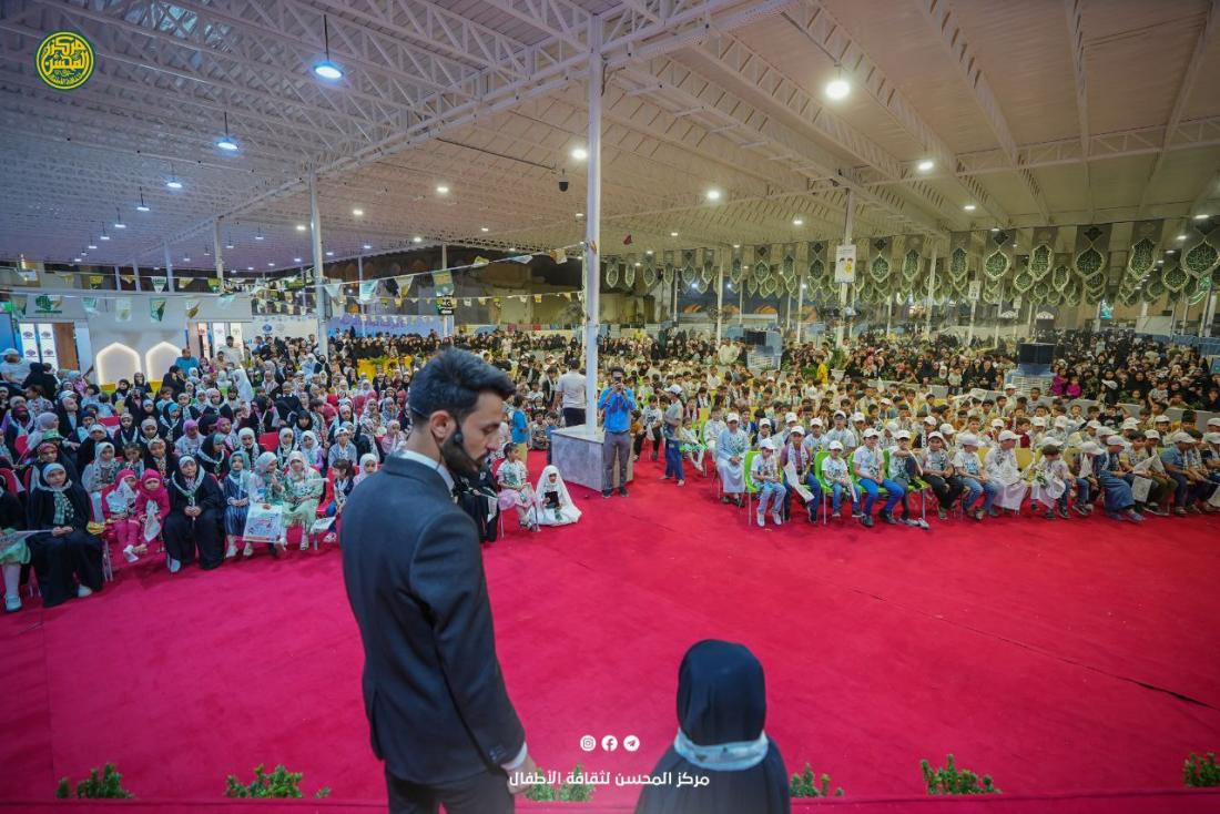 لليوم الرابع على التوالي  حَشدٌ مِن الأطفال يَتجمّعُ حَول مِنصّة المُحسنِ ليَستَلهِموا مِن فِقراتها عِبق الوَلاية بِطريقةٍ سَهلةٍ ومُبسّطة. | 